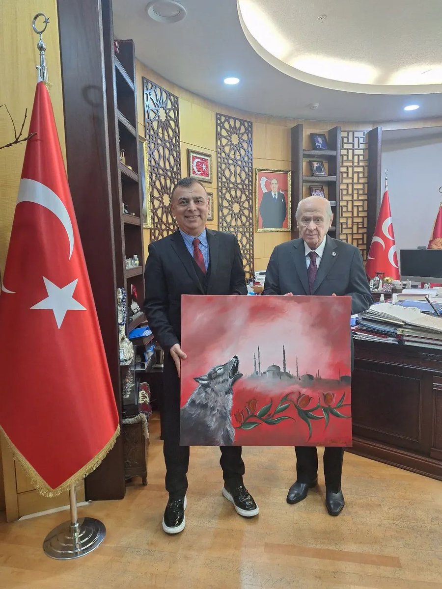 bilgehan2010's tweet photo. Milliyetçi Hareket Partisi Genel Başkanı Sn  Devlet Bahçeli'yi bugün makamında ziyaret etme onuru yaşadım. Türk dünyasının Bilge Liderine, Terörsüz Türkiye konusundaki yeni akademik eserlerimizi arz ettik.
#DevletBahçeli 
#MilliyetçiHareketPartisi
#TerörsüzTürkiye 
#MHP https://t.co/YABLylMmdS