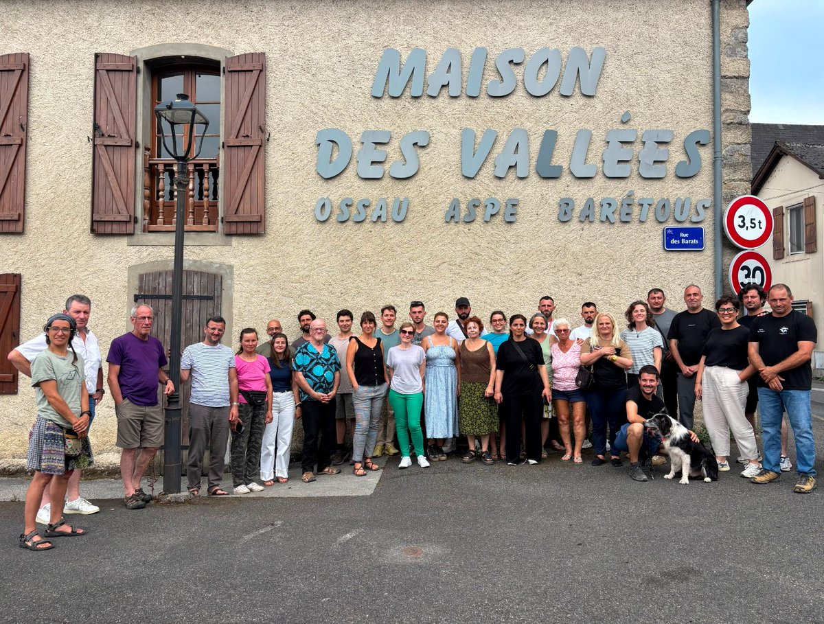 IfapaJunta's tweet photo. El #IFAPA participa en Issor (Francia) en el encuentro de #Escuelas de #Pastores españolas y francesas, una actividad para compartir los procedimientos de trabajo, analizar la situación actual y trazar objetivos de trabajo conjunto enmarcados en los proyectos europeos 🐐 🌍 https://t.co/ZZDLmxA9Mb