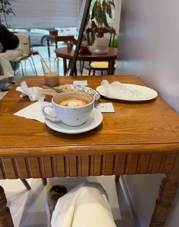 Lym219030's tweet photo. I lazily treated myself to a coffee and a slice of chocolate crepe cake for lunch. I was hoping to eat something healthier, but seeing this made me give up.😂 https://t.co/O8Z62Zu1q6