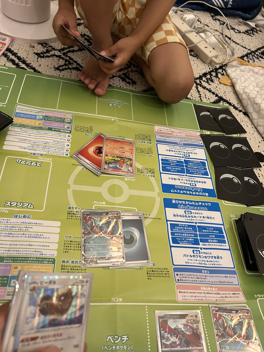 miracle_chombo's tweet photo. 子供とポケカで接待バトル。俺が使ってたのがもう何年も前のやつw ワンピースカード覚えてくれんかなw https://t.co/ip9JaNPLhf