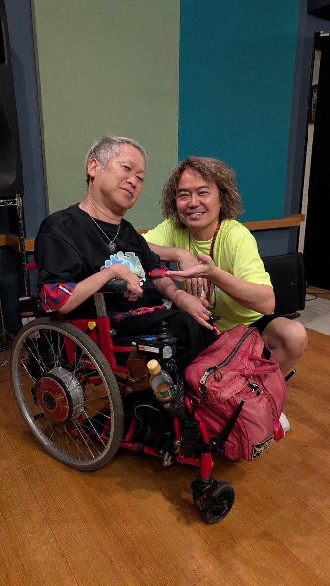 showji_kawasaki's tweet photo. 飲み友の大倉さん🍺
障害者のタレント事務所 #ココダイバーシティ・エンターテイメント の社長さんです。ボクは、作詞・作曲講座の講師を担当させてもらっています。
昨日はオープンレッスンのため久しぶりに上京🚄💨
しかも、昔住んでいた幡ヶ谷❗️懐かしすぎた✨
#showji #車イスのギタリスト https://t.co/CdSEWKoer8