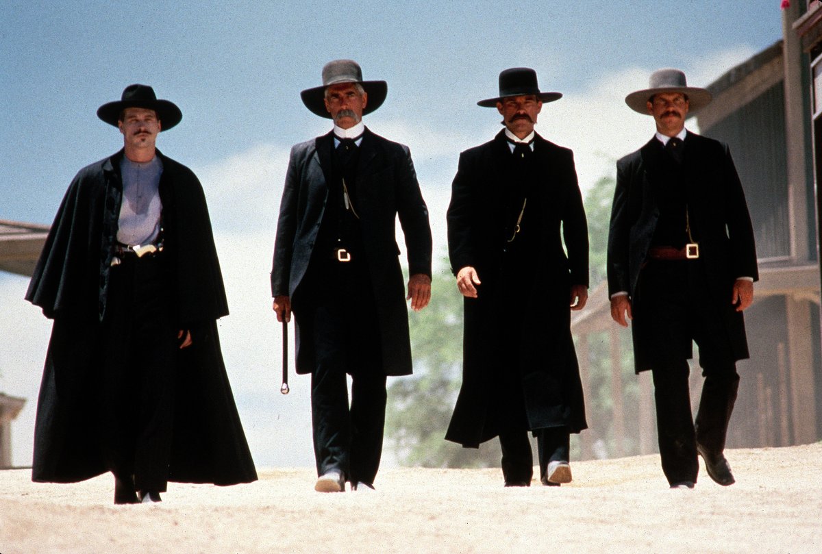 espinof_com's tweet photo. A principios de los años 90, Clint Eastwood revitalizó el western con 'Sin Perdón' (Unforgiven, 1992). Al año siguiente se estrenaría 'Tombstone: La leyenda de Wyatt Earp', una de las mejores cintas del género que todavía nos fascina con un enigma sobre su dirección 🧵 https://t.co/p6xzrYzfUH