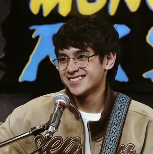 louvrelique's tweet photo. Sir Rico Robles: The way you play, it's a musician style of playing. He's not just a cute boy with a guitar 

The way Moymoy got shy when he received that compliment! Cute nung nag-show up din pangil &amp; dahlia dimple niya
HEATHJORNALES RADIO TOUR
#ThisIsMyVoiceByHMJ
#HeathJornales https://t.co/pQUtPdlWvM