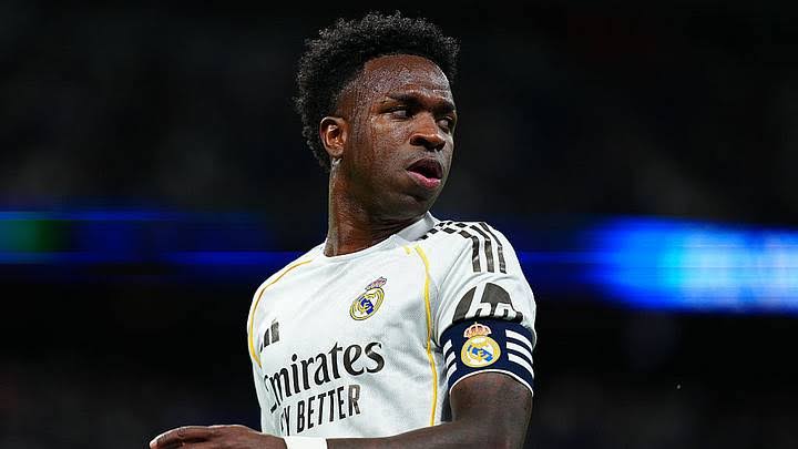 MadridSports_'s tweet photo. ⚠️ ÚLTIMA HORA SOBRE VINICIUS

1⃣ El jugador sigue abierto a RENOVAR por el REAL MADRID, pero quiere "sentirse querido" por el club

2⃣ El ARSENAL deberá asumir un traspaso SUPERIOR al de Isak al Liverpool y pagarle a Vinicius el MAYOR SALARIO de su historia

3⃣ Pese a ello, el club de Londres cree tener la capacidad financiera para ASUMIR LA OPERACIÓN

4⃣ ARTETA es un enamorado de Vinicius y estaría encantado de tener al brasileño en su equipos

5⃣ El traspaso en estos momentos es calificado como COMPLICADO por parte del entorno del brasileño

vía @SamiMokbel_BBC