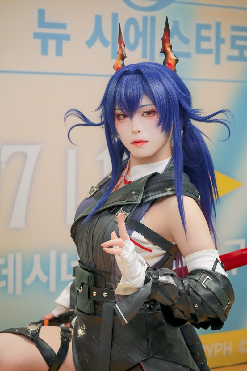 KKMO__'s tweet photo. 명일방주 팝업스토어
시에스타로의 초대장

첸 - @siru_0207 

#明日方舟 #陈 #cosplay https://t.co/IyaUYAxDHq
