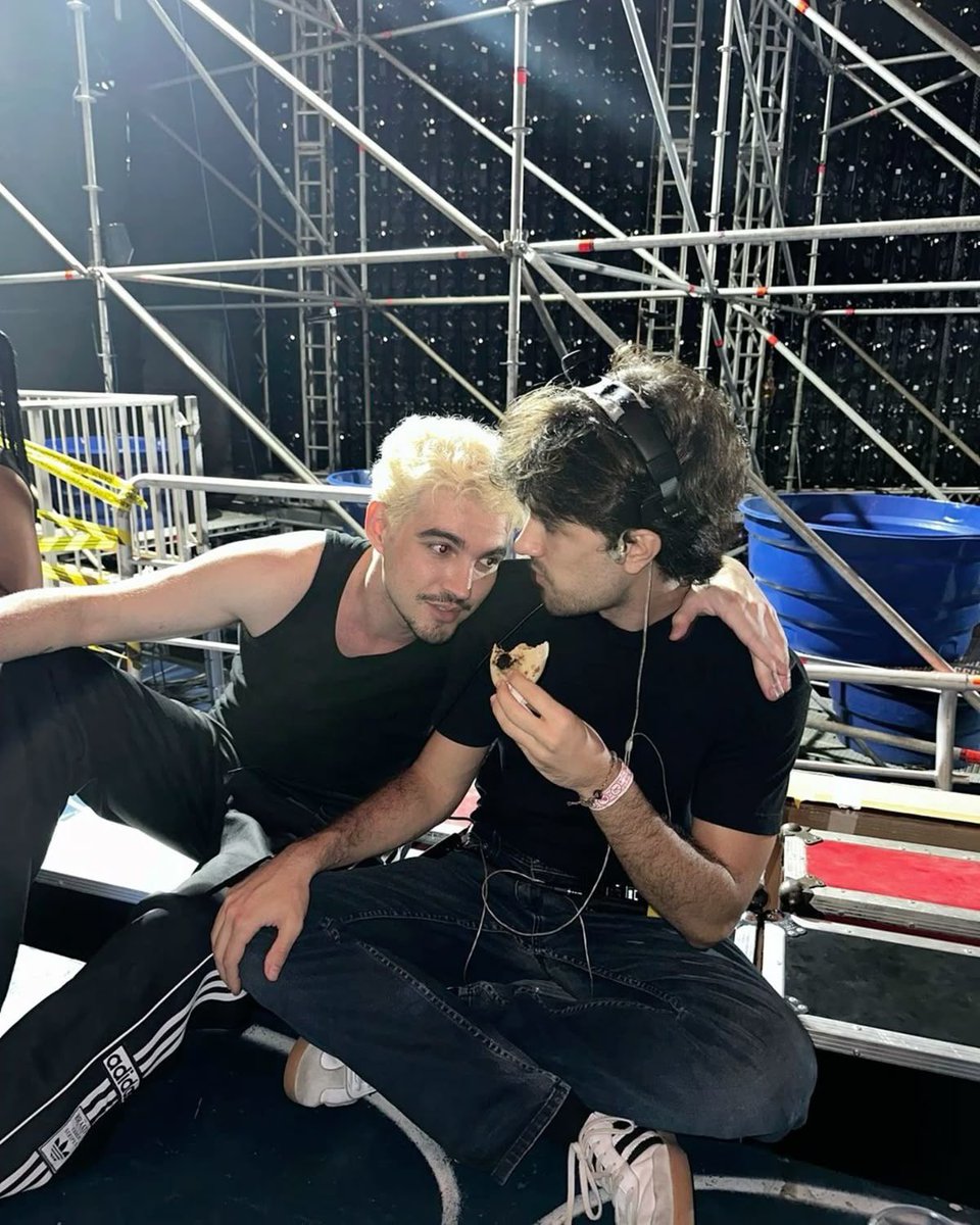 jaostage's tweet photo. "É uma grande sorte (a parceria de sucesso na vida afetiva e profissional). Mas não é tão sorte assim. Ela precisa de muito trabalho. E o amor é construído, o dia a dia é construído." – Jão para O Globo. https://t.co/twym989MJd