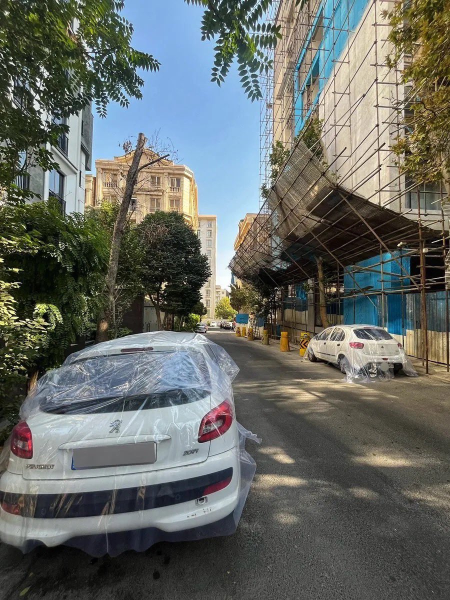 AZADzlxa's tweet photo. مهندس ناظر این ساختمون،روی ماشینا نایلون کشیده تا آسیبی بهشون نرسه :)
شعور ۱۰۰/۱۰۰ https://t.co/M6CmGE9W1X