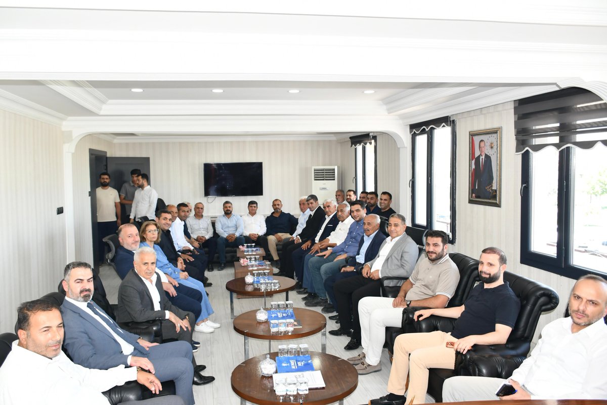 EyyubiyeAkParti's tweet photo. 📍AK Parti Eyyübiye İlçe Başkanlığı 

Birlikte Güçlü, Birlikte Büyük Türkiye!

İl Başkanımız Mehmet İlhami Günbeği, İl Yönetim Kurulu Üyelerimiz ile birlikte İlçe Başkanımız Süleyman Elgün ve Yönetim Kurulu Üyelerimizi ziyaret etti.

Birlik ve beraberlik ruhuyla gerçekleştirdiğimiz istişarelerde teşkilat çalışmalarımızı değerlendirdik, Türkiye Yüzyılı hedeflerimiz doğrultusunda kararlılıkla yol yürümeye devam edeceğimizi bir kez daha vurguladık.

Teşkilatımıza verdiği kıymetli destekleri ve nazik ziyaretleri dolayısıyla İl Başkanımız Mehmet İlhami Günbeği'ne ve İl Yönetim Kurulu Üyelerimize teşekkür ediyor, birlikte daha güçlü yarınlar için durmadan, yorulmadan çalışmayı sürdürüyoruz.

#MilletimizleYolumuzBir
#SüleymanElgün #AkEyyübiye #Eyyübiye

@RTErdogan @Akparti @abuyukgumus @hakanaksu058 @farukaytek @mustafaelitas @acarfaruka @Ziverozdemir @milhamigunbegi @bybekirbozdag @AEminOnenOfis @ProfDrDusak @CYAZMAC @malicevheri @ibrahimeyyupogl @HikmetBasak_63 @av_mfaruk @ElgunSuleyman @SalihAldeniz5 @Serkankrmz63 @SbrKnk @ihalilesiyok