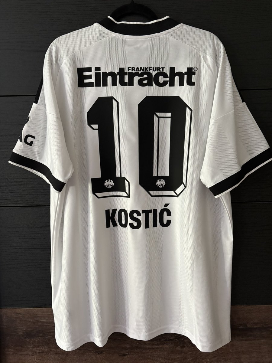 AnjaGold8's tweet photo. Da ist das wunderschöne @Eintracht Trikot ❤️🦅🏆❤️
Mit der Nr.10 #FilipKostic #EintrachtFrankfurt #Waldstadion #Frankfurt #SGE @AdlerNews @adlerfreunde …. https://t.co/FnQEKaMqwc