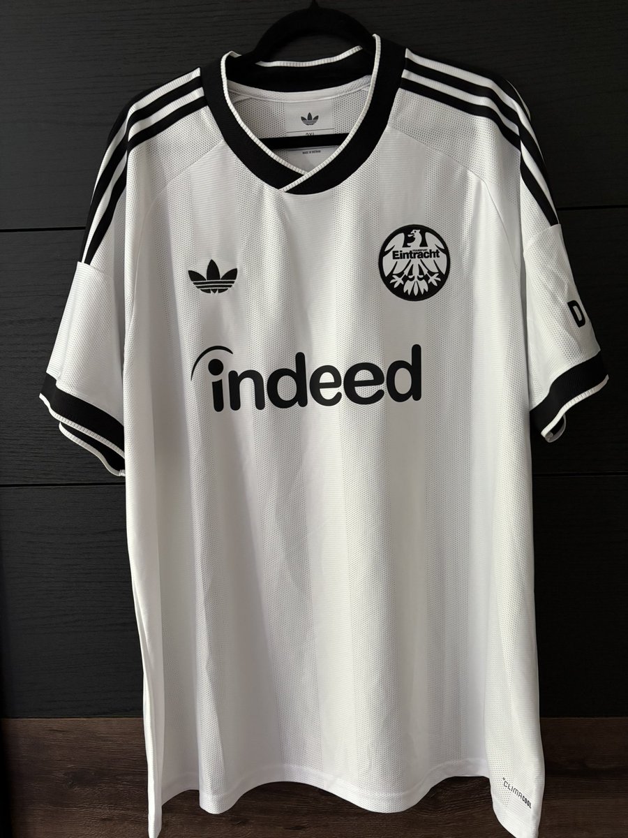 AnjaGold8's tweet photo. Da ist das wunderschöne @Eintracht Trikot ❤️🦅🏆❤️
Mit der Nr.10 #FilipKostic #EintrachtFrankfurt #Waldstadion #Frankfurt #SGE @AdlerNews @adlerfreunde …. https://t.co/FnQEKaMqwc