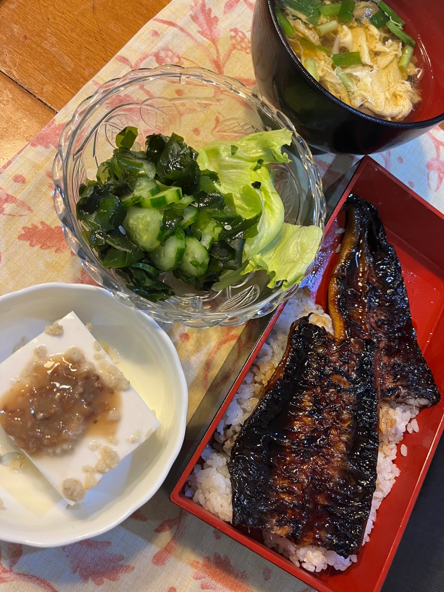Violetai5's tweet photo. 土用の丑の日

数年ぶりに『うなぎ』を食する

忘れかけてた味を思い出す

昨日は大雨の影響で道路のあちらこちらで冠水

排���が間に合わないのか、お家の水洗トイレの水が流れない
夕方から３時間位(>_<)

災害は忘れた頃にやって来る

備えあれば憂いなし

#お家ご飯 #土用の丑の日 https://t.co/Cunxbi3V0o