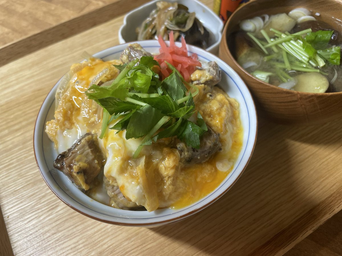 inuinuinu999's tweet photo. 〆にかしらの他人丼 https://t.co/uohXBmWGia
