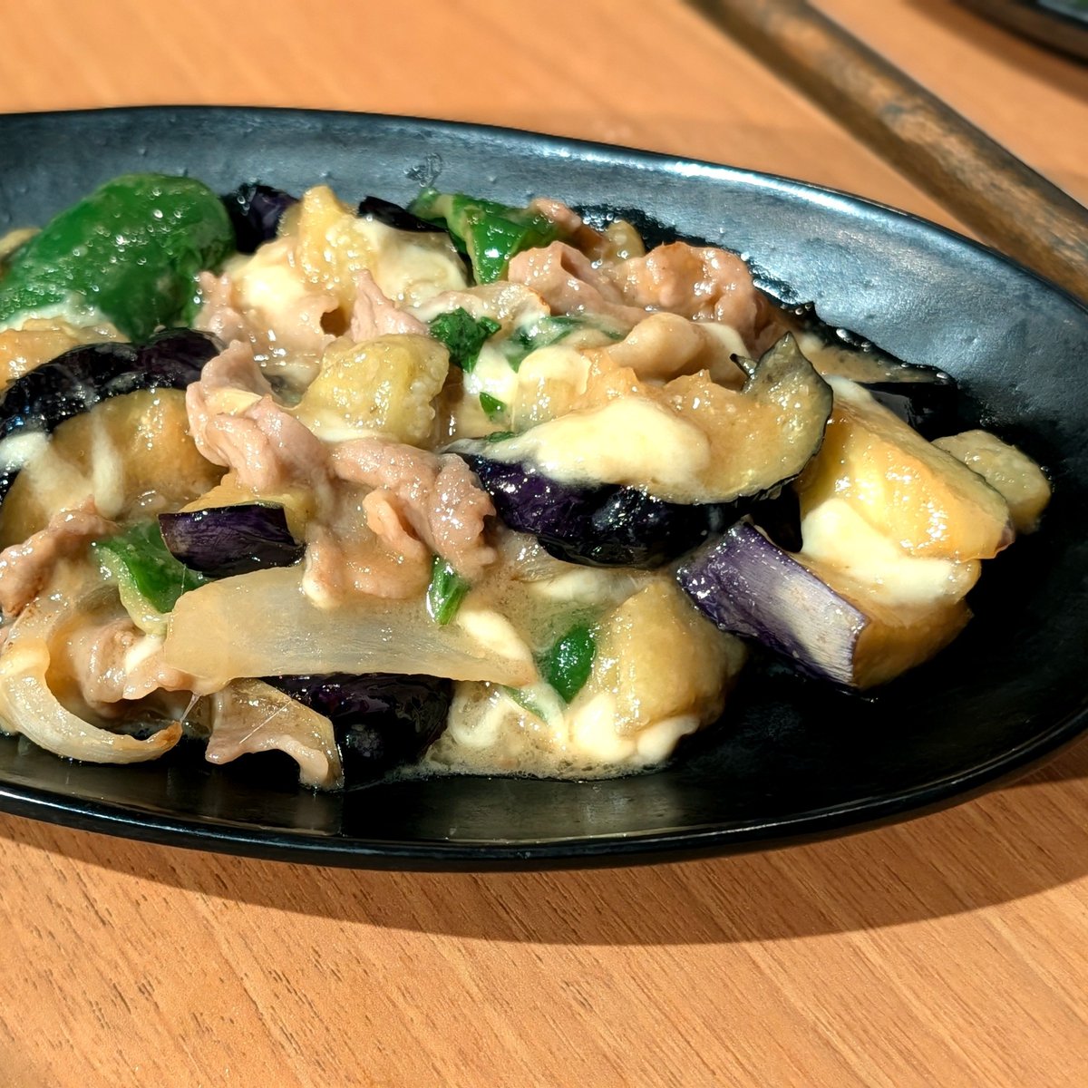 uzitarata's tweet photo. フジロック後の疲れた体でゆにおん食堂さんへ。
ナスと豚とモッツァレラの味噌炒め最高。酒も米も進む罪深い味。季節のピザは薬味たっぷりで爽やか🍃お初のパドロンもめっちゃ美味しかった！みょうがにセロリに餃子に青唐辛子の卵焼きにって全部最高！美味しいご飯と楽しいお喋りで元気になりました☆ https://t.co/PfKRIrY632