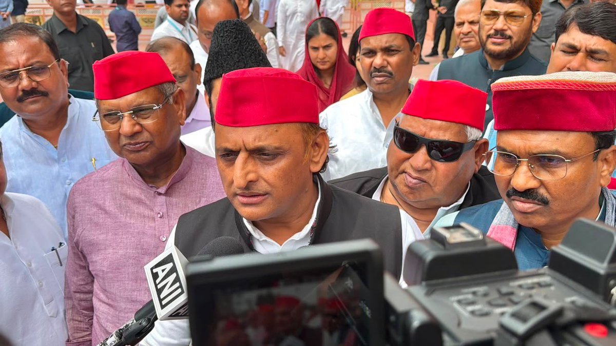 samajwadiparty's tweet photo. समाजवादी पार्टी, उत्तर प्रदेश
19, विक्रमादित्य मार्ग, लखनऊ
प्रकाशन/प्रसारण हेतु-    
दिनांकः 27.07.2026  
    समाजवादी पार्टी के राष्ट्रीय अध्यक्ष एवं पूर्व मुख्यमंत्री श्री अखिलेश यादव ने कहा है कि भाजपा जब से सरकार में आयी है उसने शिक्षा को चौपट कर दिया है। विश्वविद्यालयों, शिक्षा और परीक्षाओं का संघर्ष बहुत बड़ा है। भाजपा सरकार ने पूरी व्यवस्था को बर्बाद कर दिया है। भाजपा शिक्षा में अपने अन्दर ग्राउंड और अनरजिस्टर्ड लोगों को बैठा रही है।
    सोमवार को संसद परिसर में मीडिया से बात करते हुए श्री अखिलेश यादव ने कहा कि शिक्षा और शिक्षण संस्थाओं को बचाने के लिए विपक्ष एकजुट है। एक है। नीट पेपर लीक के आंदोलन की सफलता के लिए नौजवानों को और उनके मनोबल को बधाई। उन्होंने कहा कि भाजपा सरकार छात्रों पर मुकदमा दर्ज कर रही है। बिहार में कई छात्रों को जेल भेज दिया। सोशल मीडिया पर लिखने पर सरकार जेल भेज रही है। छात्रों को परेशान किया जा रहा है। बिहार में पुलिस ने एके 47 का प्रयोग किया। सरकार नौजवानों की चेतना को चुनौती न दे। भाजपा शिक्षा और नौजवान विरोधी है। भाजपा के एजेंडे में नौकरी, रोजगार नहीं है। नीट परीक्षा लीक होने के बाद जिन बच्चों की जान गयी, सरकार ने उन परिवारों की क्या मदद की।
     श्री अखिलेश यादव ने कहा समाजवादी पार्टी पीडीए के साथ सामाजिक न्याय के राज की स्थापना के लिए संघर्ष जारी रखेगी। संविधान के तहत हक और सम्मान दिलाने के लिए काम करती रहेगी। समाजवादी पार्टी इंडिया गठबंधन ने लोकसभा चुनाव में भाजपा को उत्तर प्रदेश में हराया है। हम लोग पीडीए के साथ सामाजिक न्याय के स्थापना की बात करते रहेंगे।    
       (राजेन्द्र चौधरी)
         मुख्य प्रवक्ता