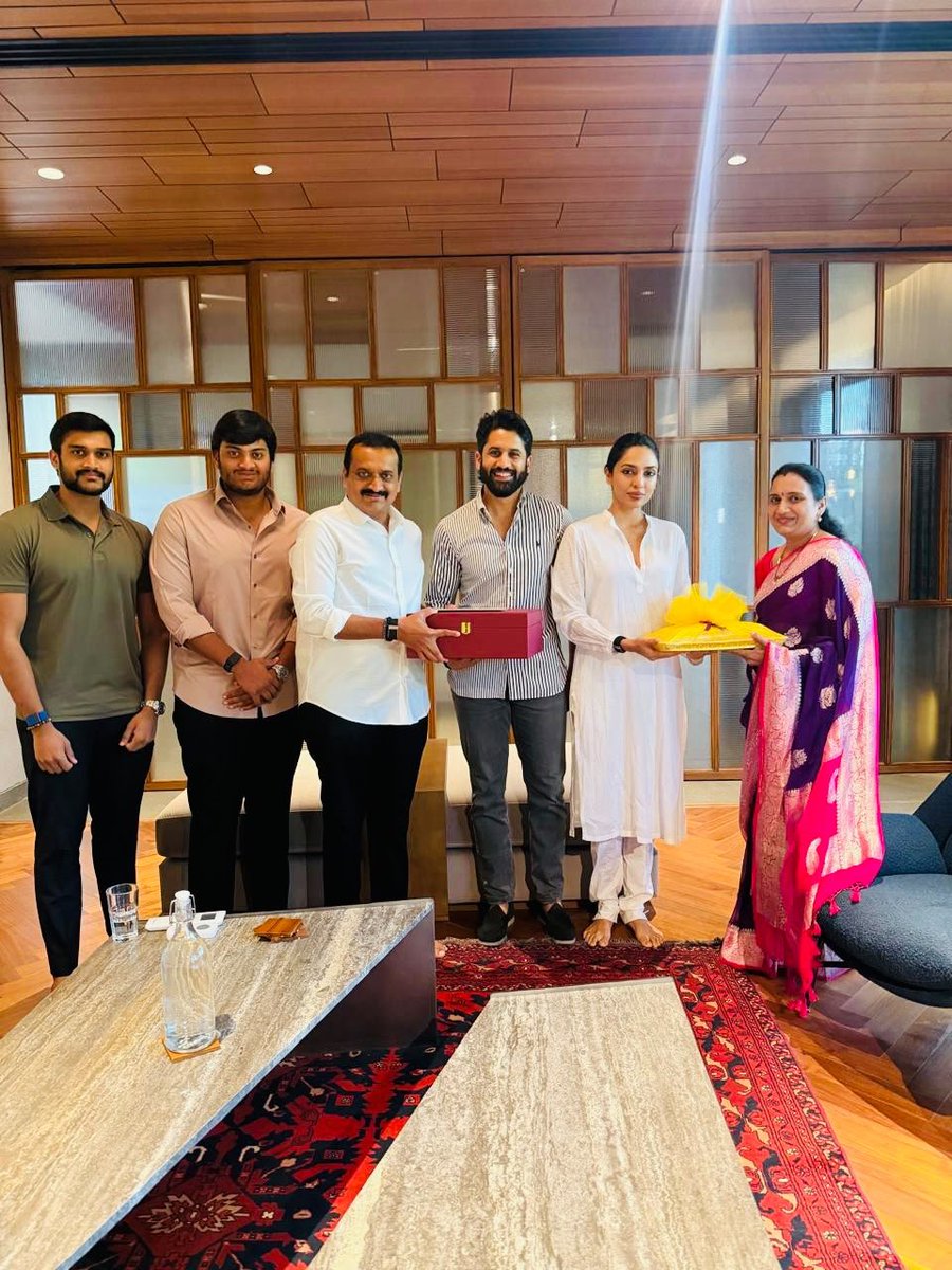 ganeshbandla's tweet photo. యువసామ్రాట్ నాగచైతన్య, శోభిత దంపతులను కలిసి ఆగస్టు 16న జరగనున్న మా కుమార్తె వివాహ వేడుకకు ఆహ్వానించడం జరిగింది.

#JananiSuryaPayanam @chay_akkineni https://t.co/5yb0yTTjpQ