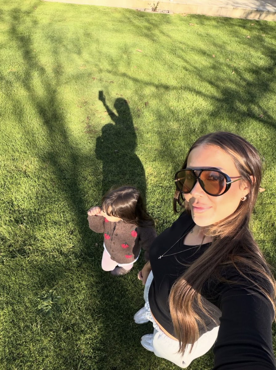 JenniferEv9391's tweet photo. Golden hour with my golden girl 👧….
💋🫂 https://t.co/GaZeETyfST