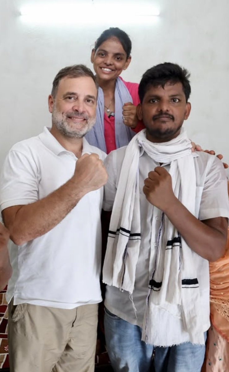 Supriya23bh's tweet photo. … जिनकी आवाज़, सत्ता के गलियारों तक पहुँच नहीं पाती… जिनकी आवाज़ अनसुनी कर दी जाती है… 

… जो bottom of “Power Pyramid” में है … 

उनके लोगों के दिल की दर्द भरी आवाज़ जो हमेशा सुनते है … वो हैं जननायक - नेता विपक्ष श्री @RahulGandhi जी

आज राहुल जी, इरफ़ान से मिले … https://t.co/MJ3WrfvODT