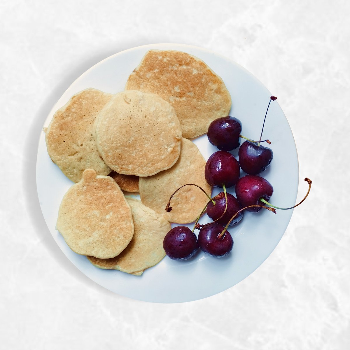Serafxo's tweet photo. ──    ⊹ ࣪ ˖ 3 ingredient pancakes! 
╰➤ 1 banana (90g) 
╰➤ 1 egg (60g) 
╰➤ 2 tablespoons of white flour

⊹ ࣪ ˖ 225 calories (+30c for the cherries) https://t.co/7oAIm37SZf