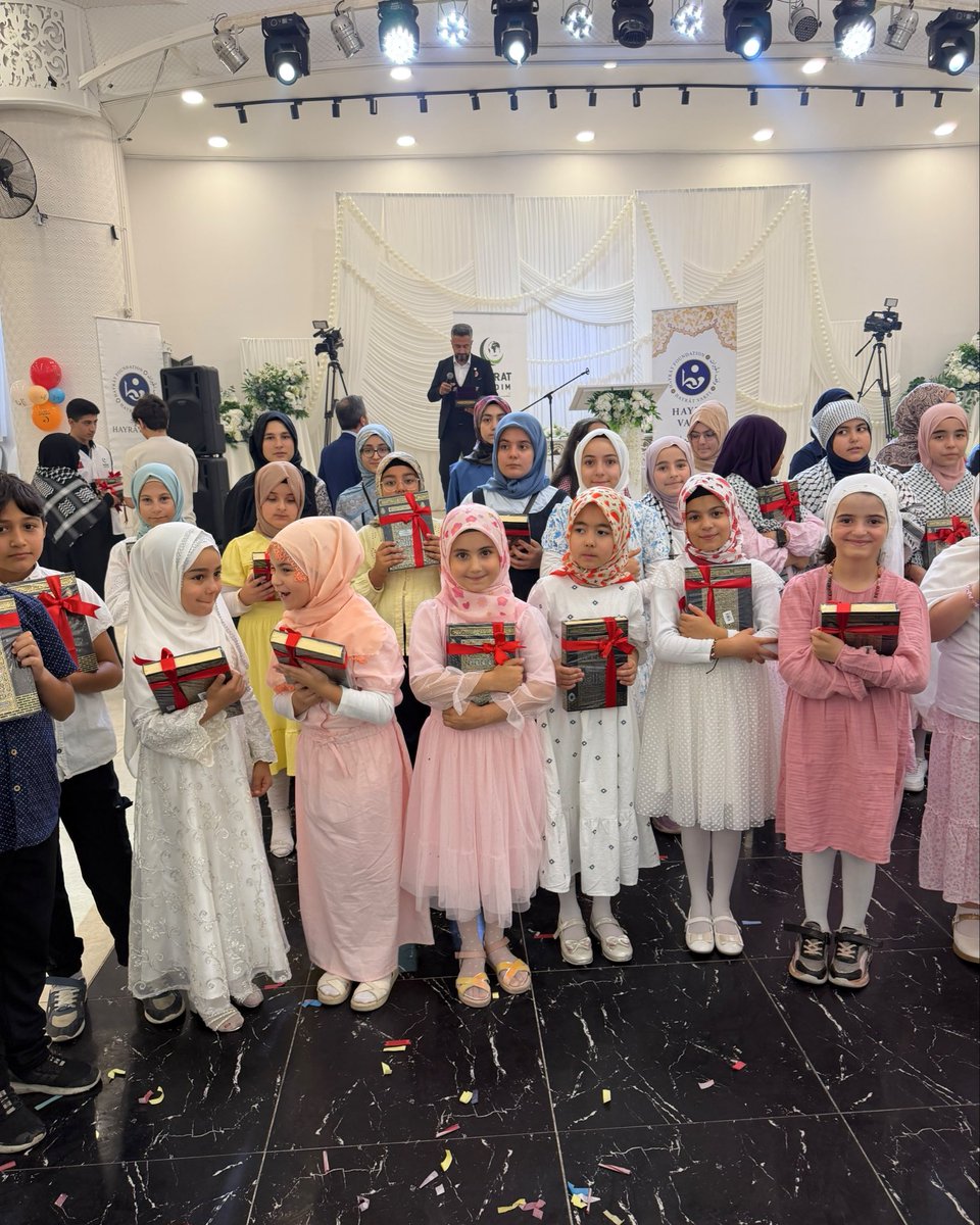 hayratyardim's tweet photo. Hafızlık Talebelerimizle Kahvaltıdayız 📖 🍽️

Sivas Temsilciliğimiz tarafından düzenlenen programda Sivas Milletvekili Sayın Rukiye Toy, değerli bağışçılarımız, yaz okulu talebelerimiz ve aileleriyle bir araya geldik. Talebelerimizin Kur'an-ı Kerim tilavetleri, sunumları ve çeşitli gösterileriyle programımız daha da anlam kazandı.

Yaklaşık 500 kişinin katıldığı programın sonunda, talebelerimize Kur'an-ı Kerim hediye ettik.

Emeği geçen herkese ve programımıza katılarak destek veren tüm gönüldaşlarımıza teşekkür ederiz.
