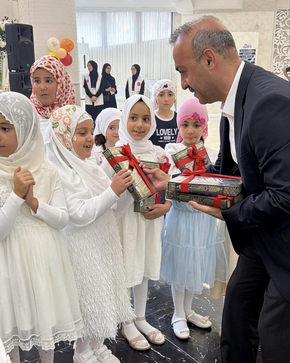 hayratyardim's tweet photo. Hafızlık Talebelerimizle Kahvaltıdayız 📖 🍽️

Sivas Temsilciliğimiz tarafından düzenlenen programda Sivas Milletvekili Sayın Rukiye Toy, değerli bağışçılarımız, yaz okulu talebelerimiz ve aileleriyle bir araya geldik. Talebelerimizin Kur'an-ı Kerim tilavetleri, sunumları ve çeşitli gösterileriyle programımız daha da anlam kazandı.

Yaklaşık 500 kişinin katıldığı programın sonunda, talebelerimize Kur'an-ı Kerim hediye ettik.

Emeği geçen herkese ve programımıza katılarak destek veren tüm gönüldaşlarımıza teşekkür ederiz.