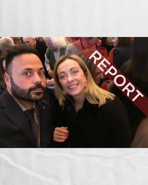 lisameyerildra1's tweet photo. A Roma comanda il clan mafioso dei senesi, quelli nella foto con Meloni, quelli con cui Delmastro ha fatto affari e quelli che la destra protegge ostacolando  i magistrati nell’indagare non consegnando le chat, sì quelli (e non solo quelli) per cui la destra perseguita Ranucci https://t.co/cxfvZrmP3D