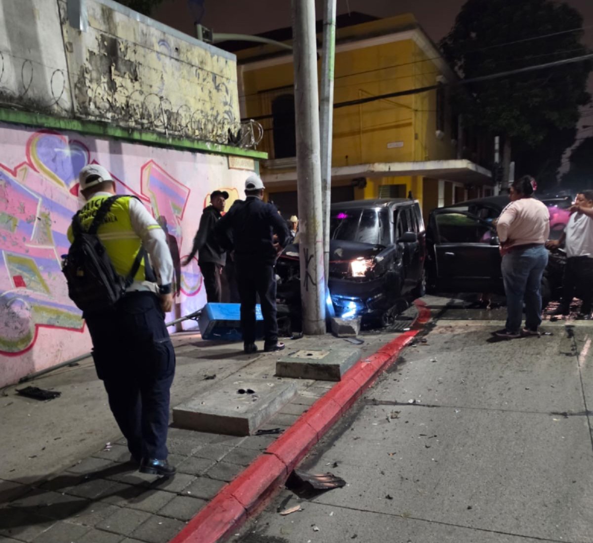 vichoguate's tweet photo. MADRUGADA:

Colisión en 5ta. Avenida y 9na. Calle zona 1.

Sector quedó sin energía eléctrica. https://t.co/QJj0wo3BGn