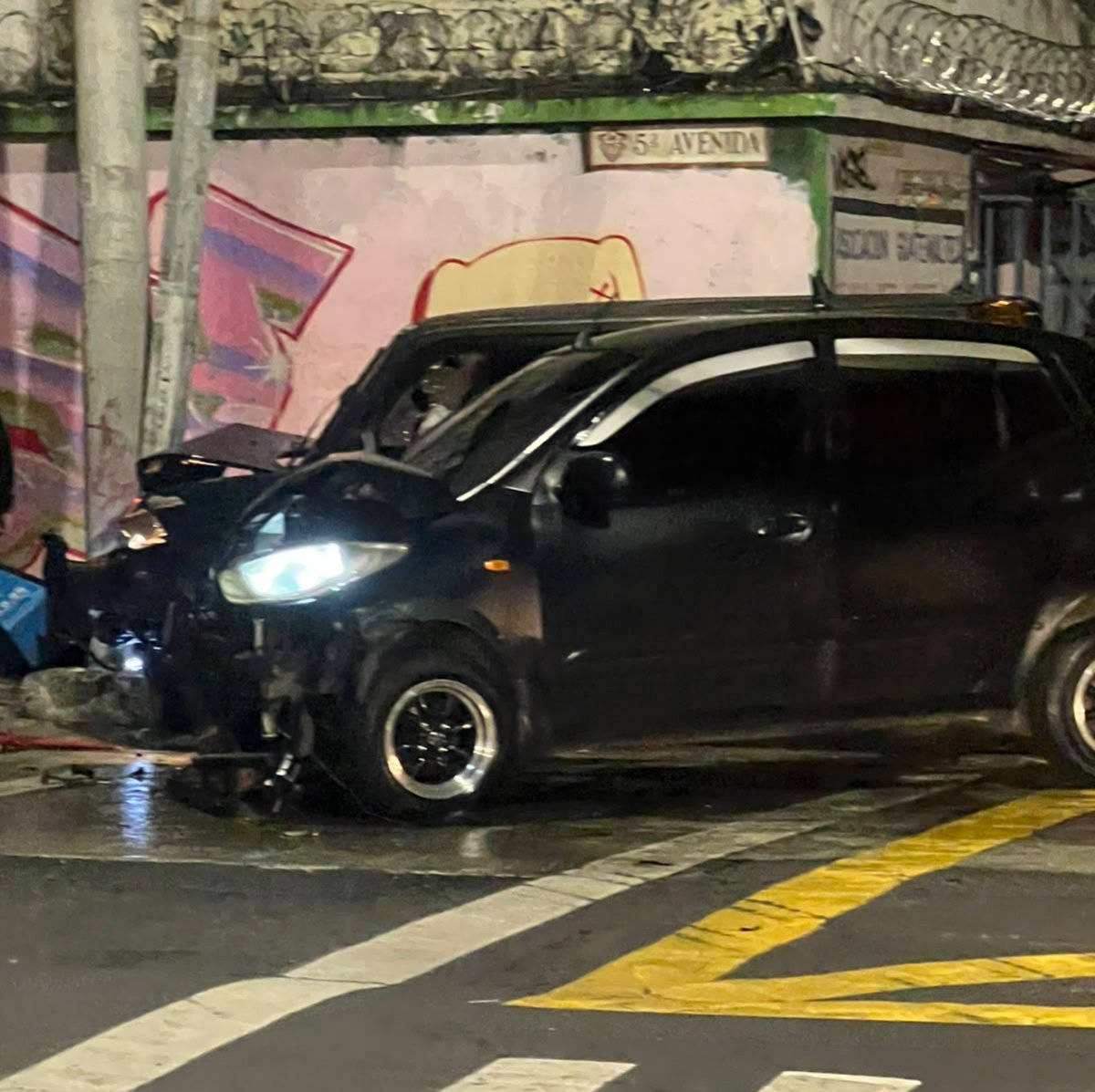 vichoguate's tweet photo. MADRUGADA:

Colisión en 5ta. Avenida y 9na. Calle zona 1.

Sector quedó sin energía eléctrica. https://t.co/QJj0wo3BGn