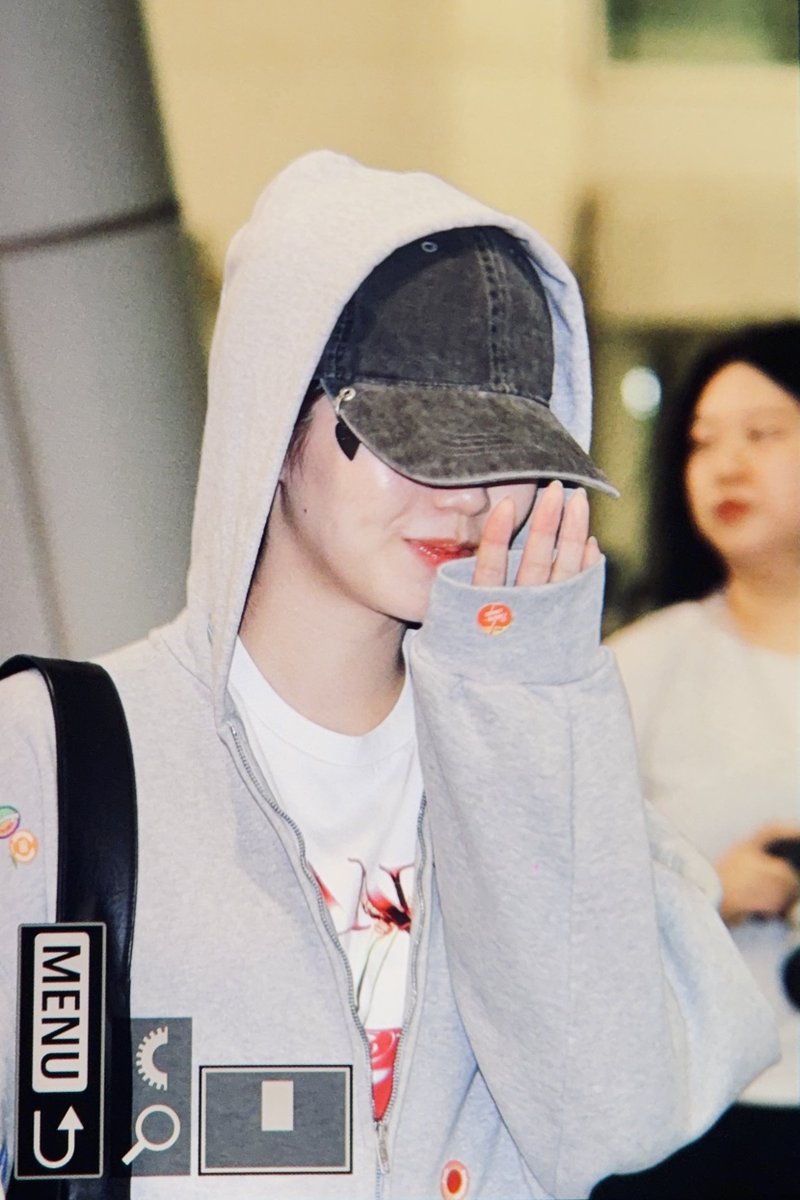 Pink_Roses_0620's tweet photo. 260727 ICN 입국 pre

🤫👋👋

#NiziU #니쥬 #AYAKA #아야카 #彩花 #アヤカ https://t.co/FgdudKitkH