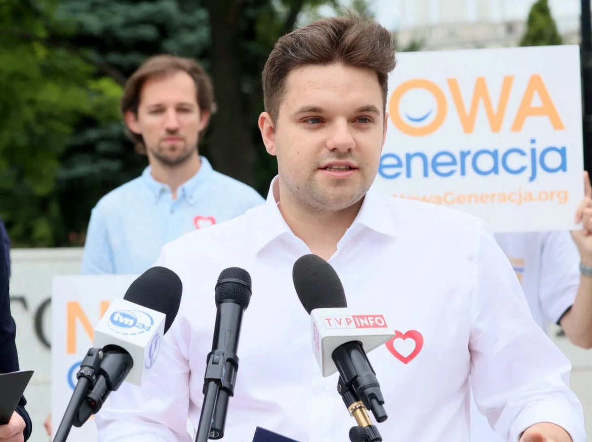 RuchNarodowy's tweet photo. Kacprzyk nie zauważył u pacjentki ostrego zawału i uznał, że jest w dobrym stanie - kilka godzin później zmarła❗

Oto kolejna ujawniona afera związana z lekarzem-milionerem z KO. 61-letnia pani Grażyna trafiła 14 maja na SOR Mazowieckiego Szpitala Bródnowskiego z silnym bólem w klatce piersiowej. Jednym z lekarzy przyjmujących pacjentkę był Dawid Kacprzyk. Choć wszystko wskazywało na ostry zawał, pacjentka przez kilka godzin nie została przekazana na kardiologię. Leczono ją https://t.co/AFQnMgZ9KA. paracetamolem. Kobieta zmarła wskutek pęknięcia serca w obrębie zawału. Rodzina zawiadomiła prokuraturę, która prowadzi postępowanie w kierunku nieumyślnego spowodowania śmierci.

Układy polityczne KO nie tylko drenują kieszenie podatników, ale stanowią też zagrożenie dla zdrowia i życia ludzi. Dawid Kacprzyk, który był jednym z lekarzy zajmujących się pacjentką jest dziś symbolem nie tylko wyprowadzania pieniędzy, które powinny trafić na leczenie pacjentów, ale też niekompetencji i jeśli potwierdzi się opisana historia, również ludzkich tragedii w niektórych warszawskich szpitalach.

O tego typu sytuacjach wspominał publicznie doktor Emil Jędrzejewski, który zgłaszał nieprawidłowości prezydentowi Trzaskowskiemu i został zwolniony z pracy. Politycy warszawskiej KO ponoszą polityczną odpowiedzialność za całą patologiczną aferę!