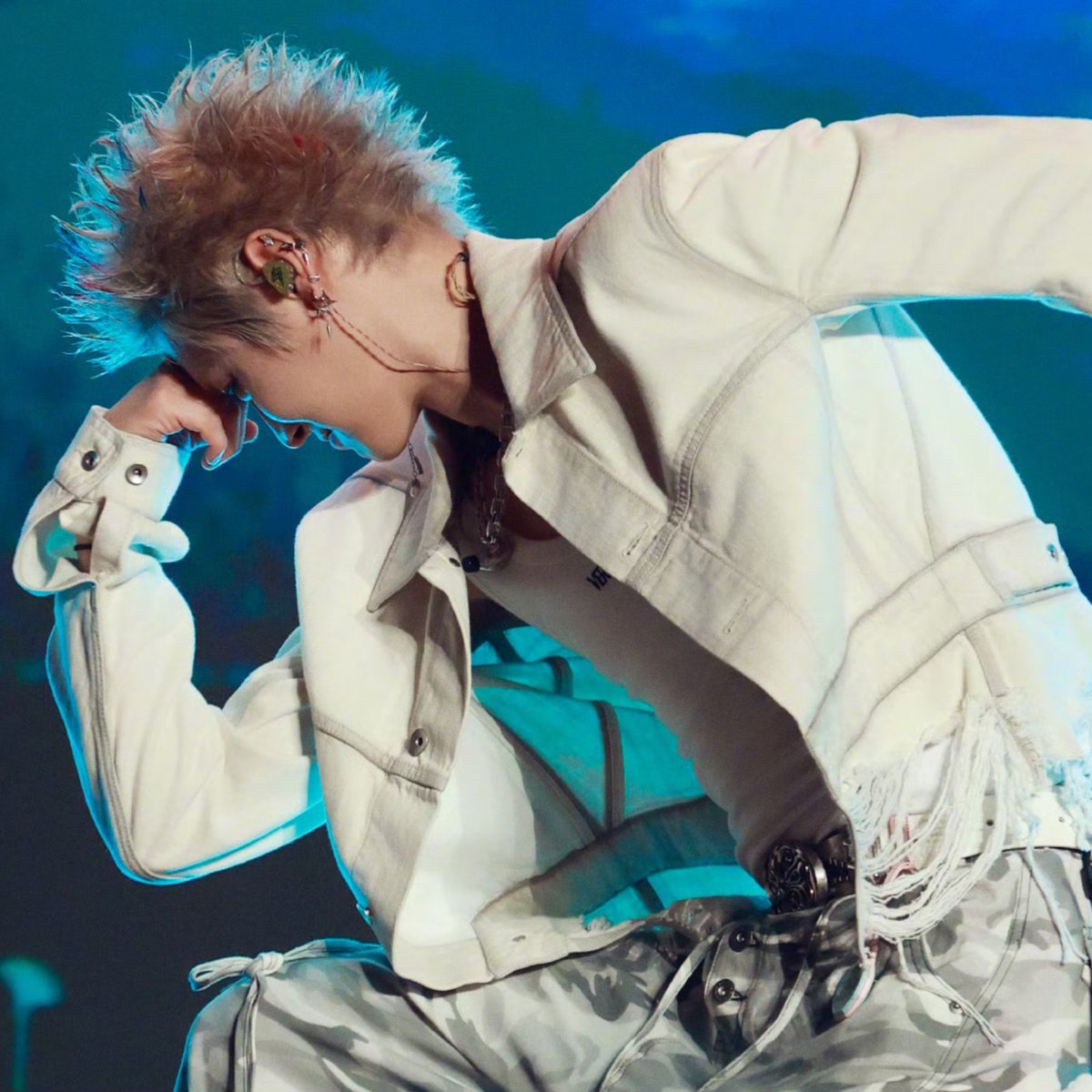 dreamernrebel's tweet photo. luhan graduated from yazawa fashion school https://t.co/21OqSnqXv3