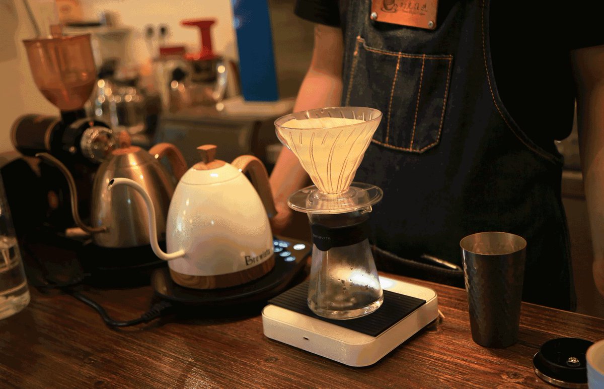 amigominji's tweet photo. City streets always serve up the best candid moments—today caught a barista’s quick laugh mid-order rush. https://t.co/GPcfIRjix2