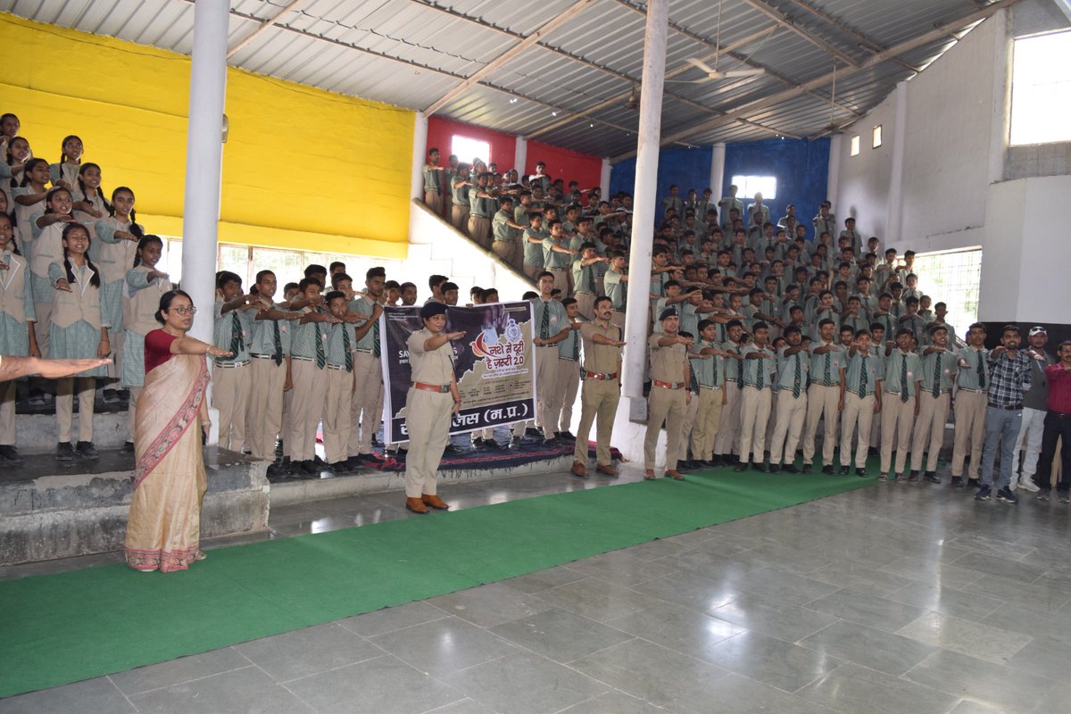 SP_Rewa's tweet photo. #NasheSeDooriHaiZaroori2_0 #saynotodrugs “नशे से दूरी है जरूरी 2.0” अभियान के रीवा स्पोर्ट्स कॉम्प्लेक्स में जागरूकता कार्यक्रम आयोजित हुआ , छात्रों व आमजन को नशे के दुष्प्रभावों से अवगत कराया गया तथा नशामुक्त समाज के निर्माण की शपथ दिलाई गई
@DGP_MP
@MPPoliceDeptt
@mohdept https://t.co/7RG8sWLfJG