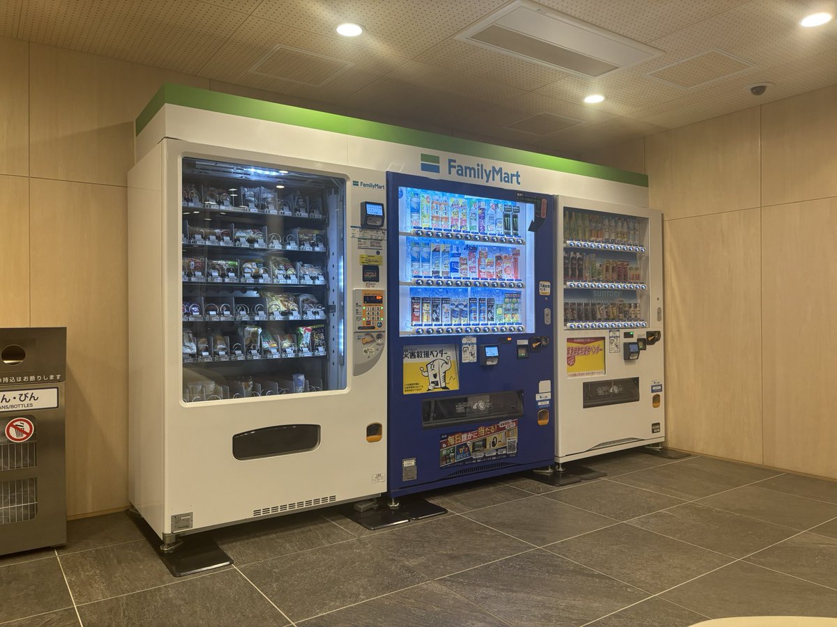 OniSalad's tweet photo. 果たしてこれをファミリーマートと呼んでいいのか否か https://t.co/4DN1SVLko8