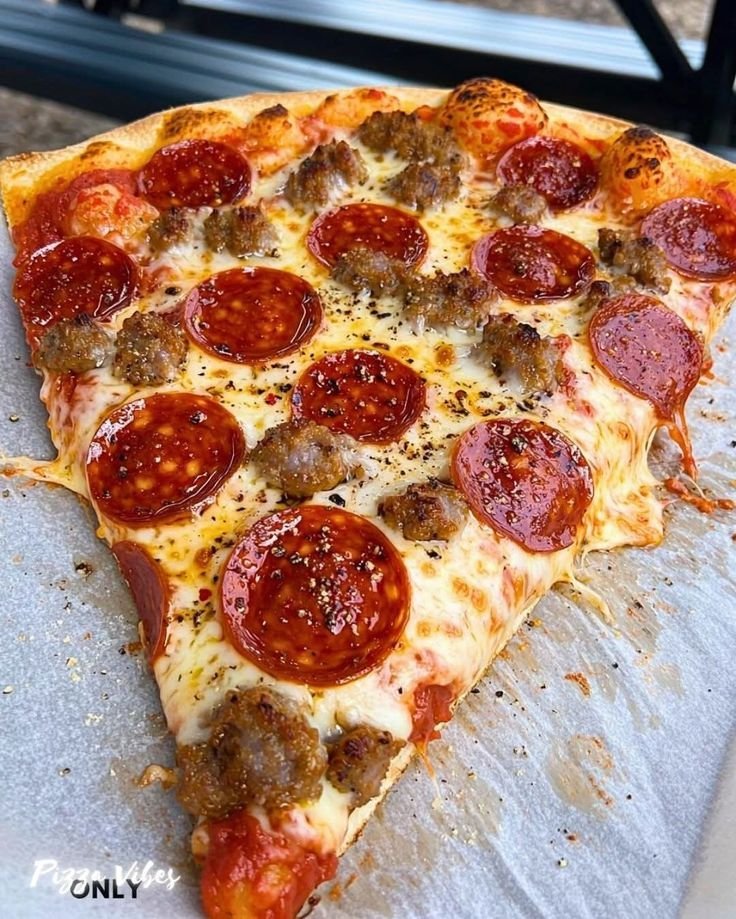 _FoodieX's tweet photo. Do you like this pepperoni pizza? https://t.co/GmRu4rov77