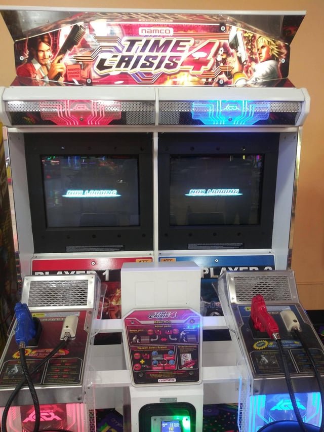 kariydo's tweet photo. 俺は昔、タイムクライシスとかレイジングストームとかオペレーションゴーストと言ったガンシューにハマってた時期があった。
レイジングストームとオペレーションゴーストにはヘッドショットというシステムがあって通常では3発くらい撃ち込まないと倒れない敵が頭に弾を当てると一発で倒れて点数も高くなるというシステムがあってヘッドショットを連続で決めると◯◯Hitと回数が表示されて点数が上がるシステムがあったんだよね。連続でヘッドショットを決めると爽快だった😆
でもガンシューをやってる内にマジのハジキで人を弾いてみたくなっちゃったからガンシューをあまりやらなくなった😨