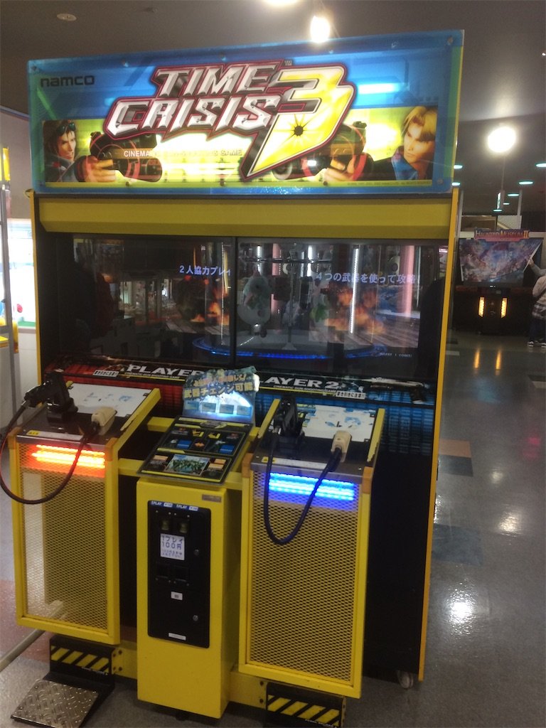 kariydo's tweet photo. 俺は昔、タイムクライシスとかレイジングストームとかオペレーションゴーストと言ったガンシューにハマってた時期があった。
レイジングストームとオペレーションゴーストにはヘッドショットというシステムがあって通常では3発くらい撃ち込まないと倒れない敵が頭に弾を当てると一発で倒れて点数も高くなるというシステムがあってヘッドショットを連続で決めると◯◯Hitと回数が表示されて点数が上がるシステムがあったんだよね。連続でヘッドショットを決めると爽快だった😆
でもガンシューをやってる内にマジのハジキで人を弾いてみたくなっちゃったからガンシューをあまりやらなくなった😨