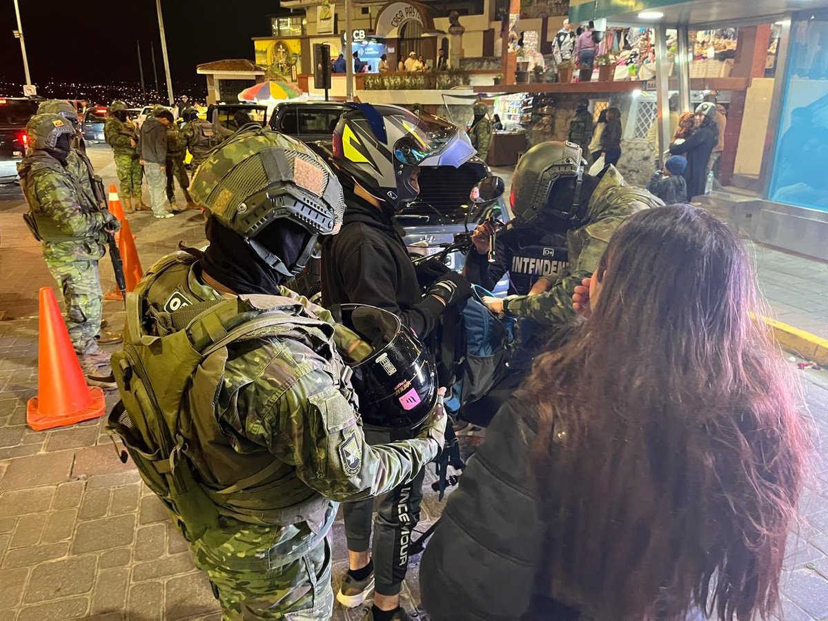 xbermudezlec's tweet photo. INFORMAMOS A LA CIUDADANÍA:

La Intendencia General de Policía del Azuay, en coordinación con @FFAAECUADOR, ejecutó patrullajes preventivos y controles en el sector de #Turi y sus alrededores para fortalecer la seguridad ciudadana, prevenir hechos delictivos y garantizar la tranquilidad de la población.

✅ Resultados:
🔹 Registro de vehículos y motocicletas.
🔹 Control de ciudadanos, identificando personas con antecedentes sin causas pendientes.
🔹 Notificación a establecimientos para la regularización del Permiso Anual de Funcionamiento (PAF).

Estas acciones fortalecen la presencia institucional en el territorio y contribuyen a generar entornos más seguros para la ciudadanía.