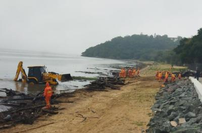 Prefeitura_POA's tweet photo. DMLU mobiliza equipes para remover resíduos trazidos pelas chuvas na Orla.

Os trabalhos estão concentrados nas regiões Central, Sul e Extremo Sul e seguem ao longo desta segunda-feira, 27, com prioridade para os pontos mais afetados.

Saiba Mais: https://t.co/CQvOXG6mPJ https://t.co/aMrVALPIuZ