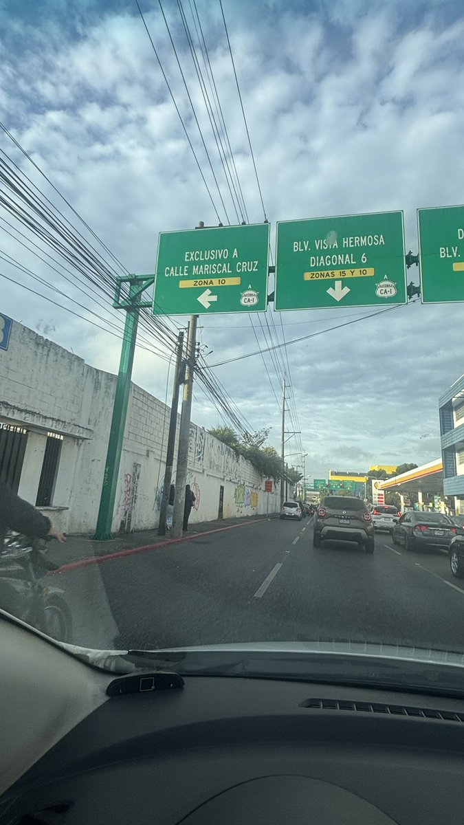 soyponch's tweet photo. Para cuando van a poner “en este carril no puedes seguir recto animal hijoelagranputa” https://t.co/utpQAEIgMM