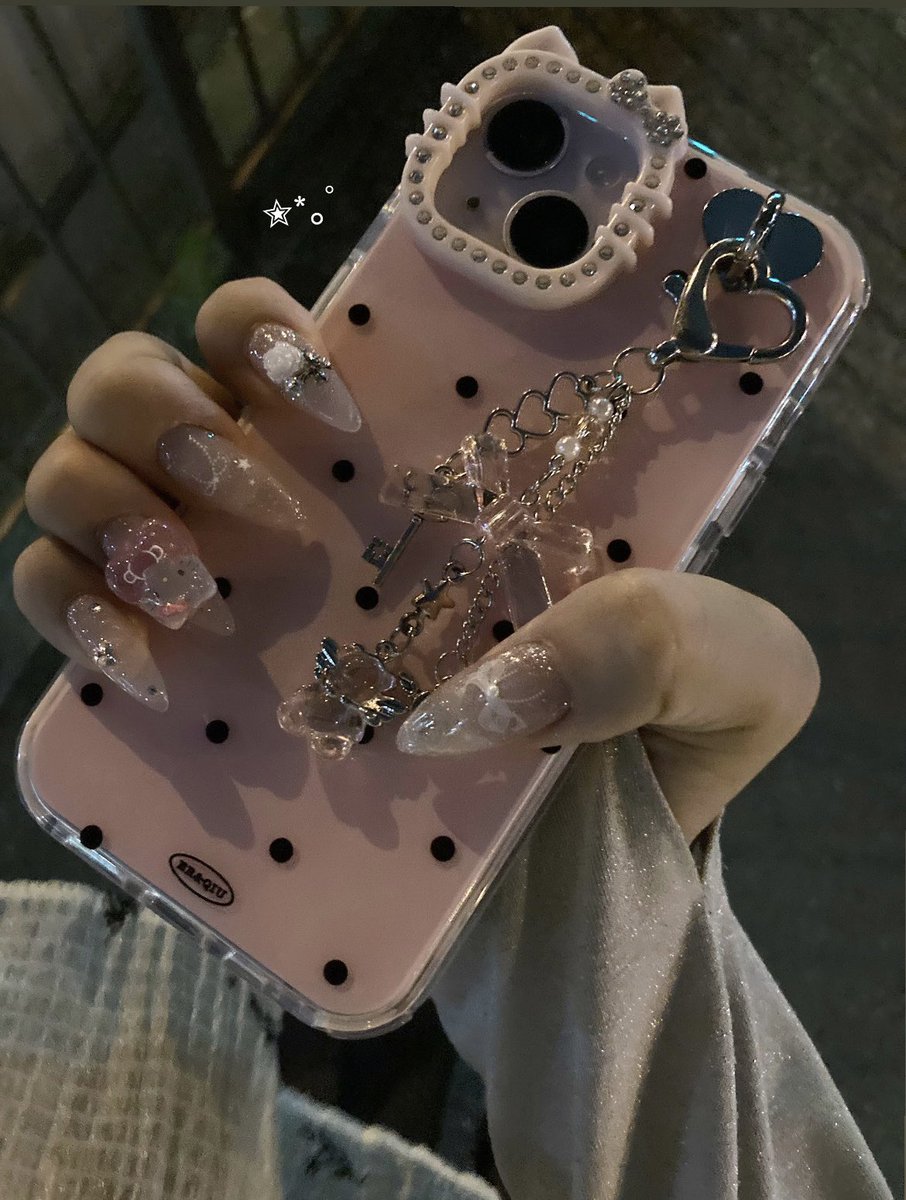 mi__lk_y's tweet photo. SHEINで買ったiPhoneケースにストラップつけたらばか可愛い➰
キティちゃんボンドロネイルとも相性良すぎる🎀✩.*˚ https://t.co/5fKEhL3sCn