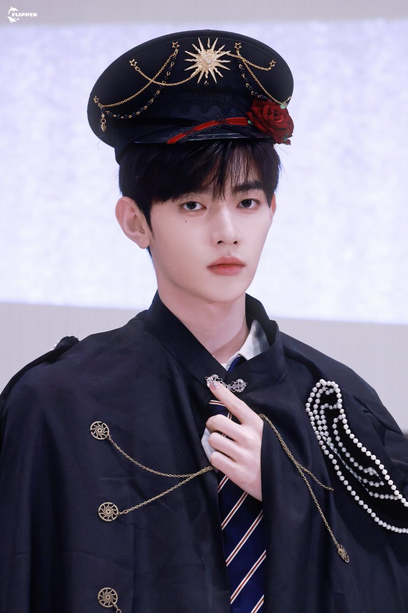 flipped_bbhh's tweet photo. 260726 팬싸 HQ

장미 장교 🌹

#장하오 #ZHANGHAO #章昊 #ジャンハオ
#AND2BLE   #앤더블 https://t.co/Qpzzm0bQ47