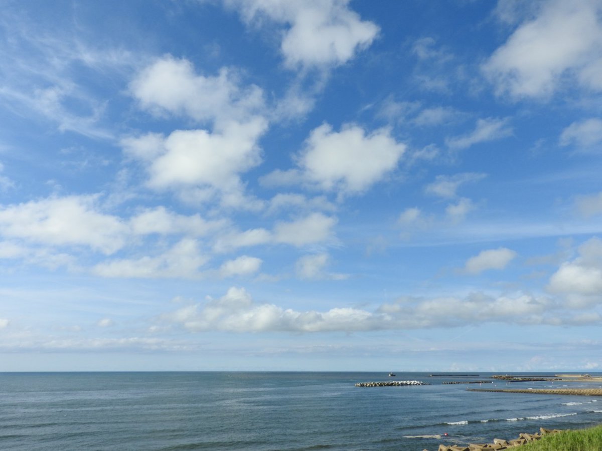 kumomist's tweet photo. 午後のハロと、雲、海。
久しぶりの青空でした✨
今週もよろしくお願いします(^-^)/ https://t.co/klbQZxVErH
