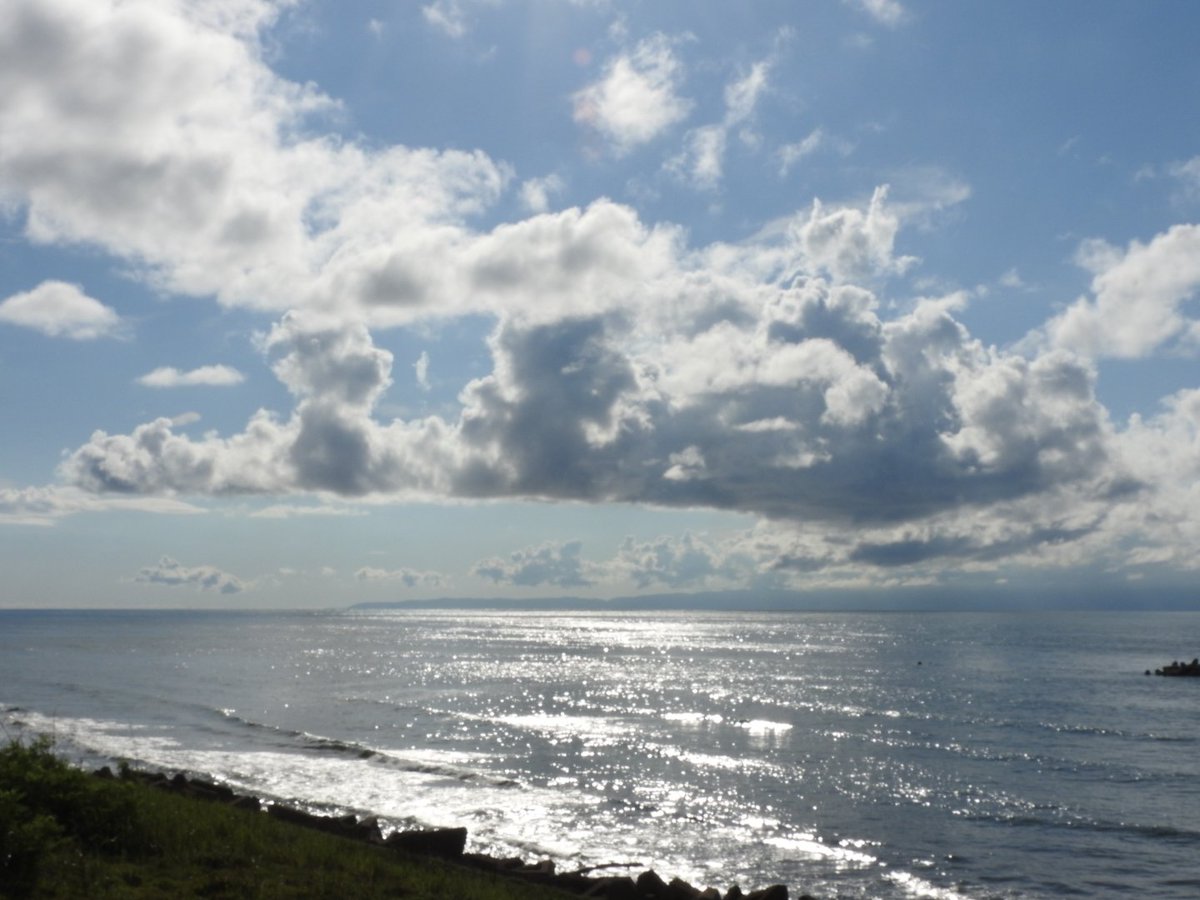 kumomist's tweet photo. 午後のハロと、雲、海。
久しぶりの青空でした✨
今週もよろしくお願いします(^-^)/ https://t.co/klbQZxVErH