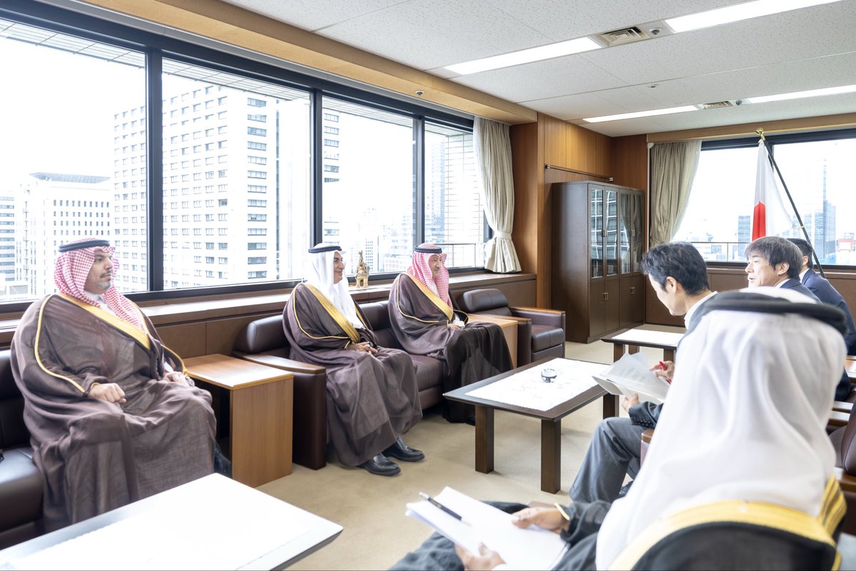 KSAMOFA's tweet photo. #طوكيو | معالي نائب وزير الخارجية #وليد_الخريجي @W_Elkhereiji يلتقي نائب وزير الاقتصاد والتجارة والصناعة للشؤون الدولية في اليابان تاكيهيكو ماتسو، وذلك خلال زيارة معاليه الرسمية إلى اليابان. https://t.co/R15d5xMXm0