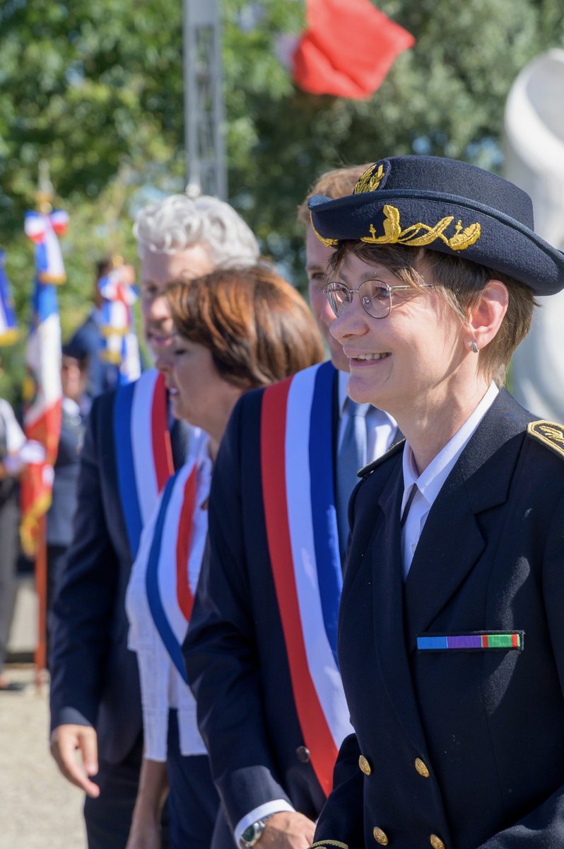 Prefet13's tweet photo. #PriseDeFonction | đ«đ· Florence Vilmus, nouvelle sous-prĂ©fĂšte de l'arrondissement d'Istres, prend officiellement ses fonctions ce lundi 27 juillet 2026.
A cette occasion, elle a déposé une gerbe devant la stÚle de la Paix à #Istres
âčïžSon parcours : https://t.co/hu5SEuNNBW https://t.co/y0CjCtX6I3