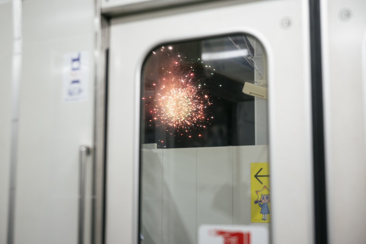 haya__2006's tweet photo. 列車から見た今年の隅田川花火大会 https://t.co/PWFaiSX5eA