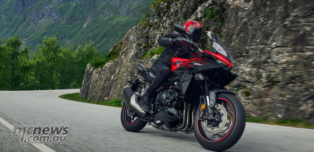 motorbikejp's tweet photo. 【豪州】ホンダ「CB1000GT」、2026年後半にオーストラリア導入決定

ホンダ・オーストラリアは、スポーツツアラー「CB1000GT」を2026年後半に現地投入すると発表した。CB1000 Hornetのエンジンと基本車体構成をベースに、ロングツーリング向けの装備を大幅に強化したモデル。

エンジンは2017年型CBR1000RR Fireblade由来の1000cc直列4気筒で、110.1kW／11,000rpm、102Nm／8750rpmを発揮。燃料タンクは21Lに拡大され、WMTC燃費基準で約340km以上の航続距離を見込む。

Showa製電気制御サスペンション「EERA」、6軸IMUによるコーナリングABS、クルーズコントロール、グリップヒーター、着脱式パニアケース（左37L／右28L）を標準装備。車重はパニア別で229kg。

オーストラリア向けカラーは現時点でグランプリレッドのみ確認されている。価格・現地仕様の詳細は発売時期に近づき次第発表予定。

※英文記事
https://t.co/gutNCFUXSb