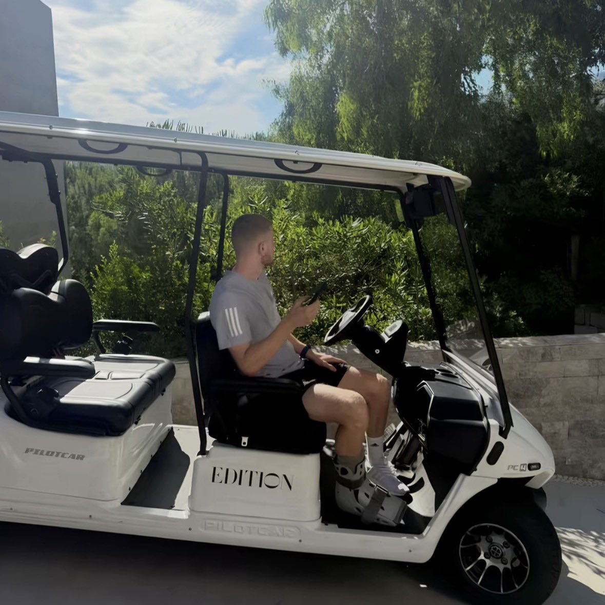 PalaceReport's tweet photo. 📸😬 Adam Wharton spotted with a boot on his right ankle. 

Hopefully just precautionary. 

- Via Alice Lindqvist on Tiktok https://t.co/0cBeRqItjJ