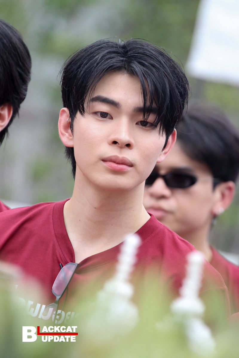 Blackcatupdate's tweet photo. “ต้น ศรัณญ์” ในพิธีบวงสรวงซีรีส์เรื่อง “เมื่อผมอยากเป็นยูทูปเบอร์แข่งกับแฟนเก่า (You(R)Tuber)” 🎥✨

YourTuber Workship
#บวงสรวงYourTuber
#mytonsrn
#YourtuberSeries https://t.co/uslbu0b6Kq