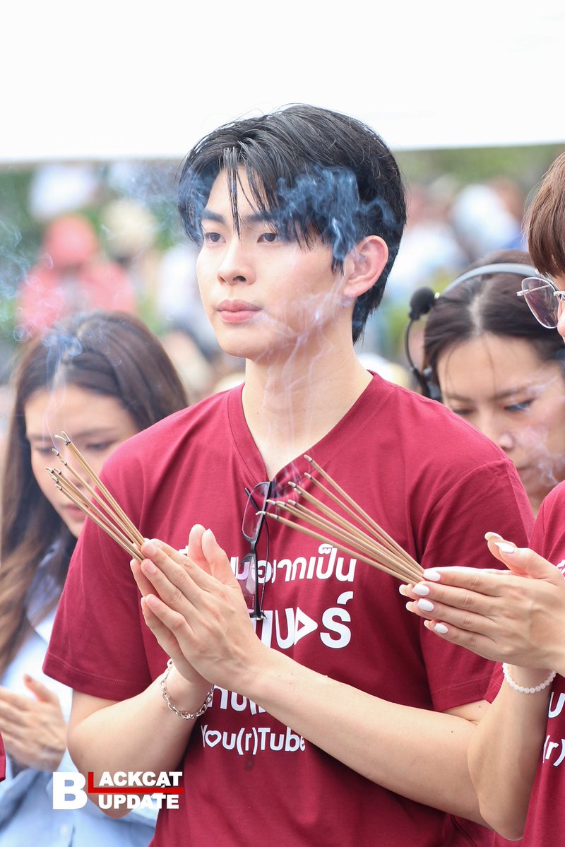 Blackcatupdate's tweet photo. “ต้น ศรัณญ์” ในพิธีบวงสรวงซีรีส์เรื่อง “เมื่อผมอยากเป็นยูทูปเบอร์แข่งกับแฟนเก่า (You(R)Tuber)” 🎥✨

YourTuber Workship
#บวงสรวงYourTuber
#mytonsrn
#YourtuberSeries https://t.co/uslbu0b6Kq